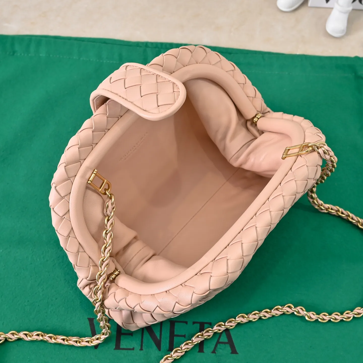 Batch 1880 BOTTEGA VENETA LAUREN 1980 small clutch bag is new! The small size that many people are squatting on is finally here. The self-adjustable zipper is a highlight of this bag. After being removed, it can be used as a handbag for important occasions. One bag unlocks two carrying methods at the same time. It is practical and has a unique sense of structure and beautiful lines. It is more elegant than a small cloud. It is a tribute to the classics and the pursuit of modernity. Style number: 4038 Size: 27*15*8cm